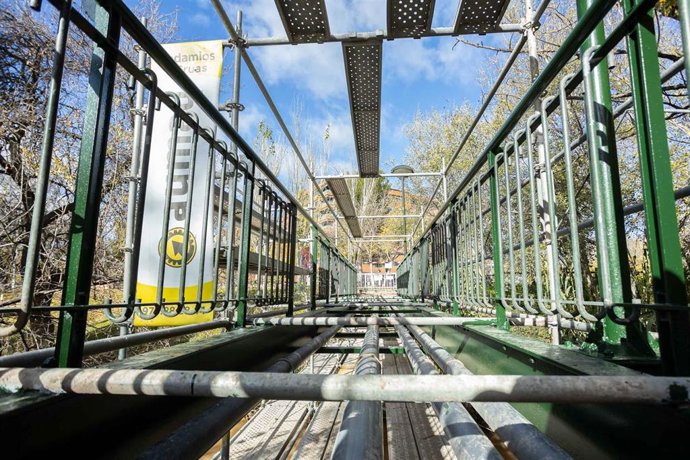 El Ayuntamiento de Zaragoza reforma varias pasarelas sobre el Huerva para mejorar la seguridad peatonal