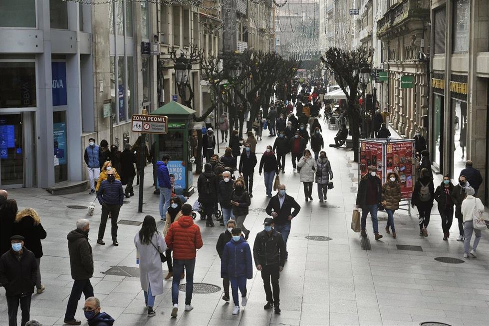 Archivo - Gente en las calles de la ciudad durante las fiestas navideñas en Ourense