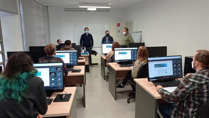 Jóvenes en un curso de Formación Dual del SOIB.