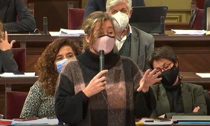 La presidenta del Govern, Francina Armengol, durante el pleno.