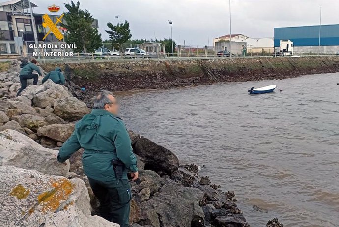 Efectivos de la Guardia Civil participan en el rescate a un hombre en apuros que perdió el remo de su bote