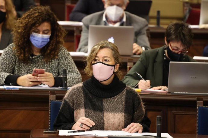La presidenta del Govern, Francina Armengol, en el pleno del Parlament.