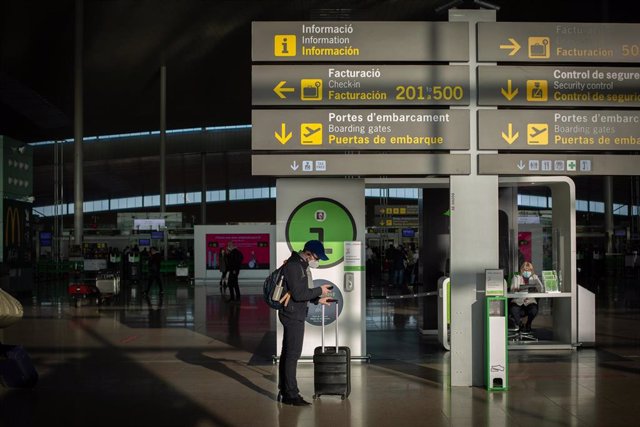 Un hombre con una maleta en el aeropuerto de El Prat, en una imagen de archivo.