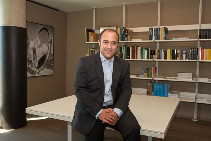 Archivo - Arxiu - El sots-director general i director de relació amb inversors i 'rating' de Banc Sabadell, Gerardo Artiach
