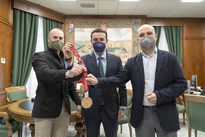 El presidente de la Diputación de Almería se reúne con el velocista Pablo Jaramillo.