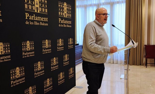 El portavoz parlamentario de MÉS per Mallorca, Miquel Ensenyat, en declaraciones a los medios en los pasillos del Parlament.
