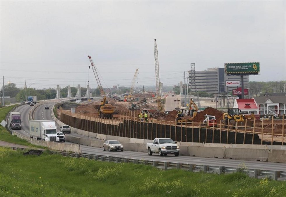 Archivo - Obras de ampliación de una autopista en Estados Unidos