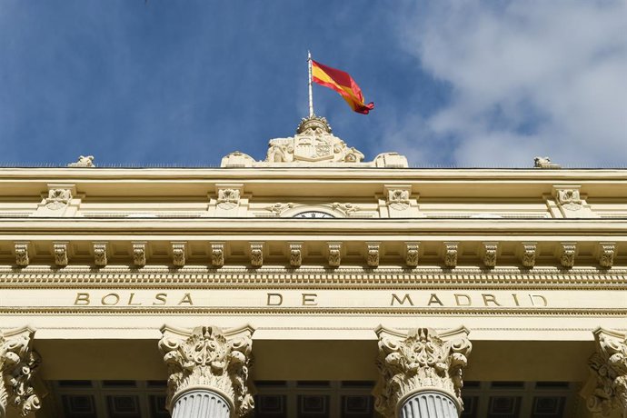 Edificio del Palacio de la Bolsa, a 26 de noviembre de 2021, en Madrid, (España). 