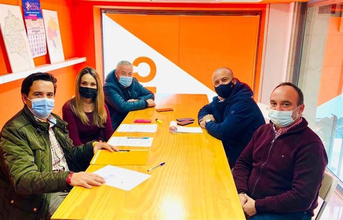 María Ponce, senadora de Cs  por designación autonómica y coordinadora de Cs en Huelva, y el parlamentario onubense Julio Díaz, en una reunión con los representantes de la Plataforma de Regantes del Condado.