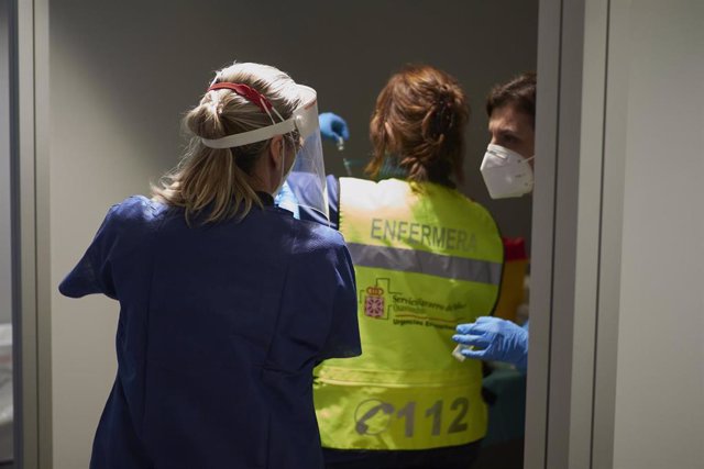 Archivo - Tres trabajadoras sanitarias, en un centro de vacunación en Navarra.