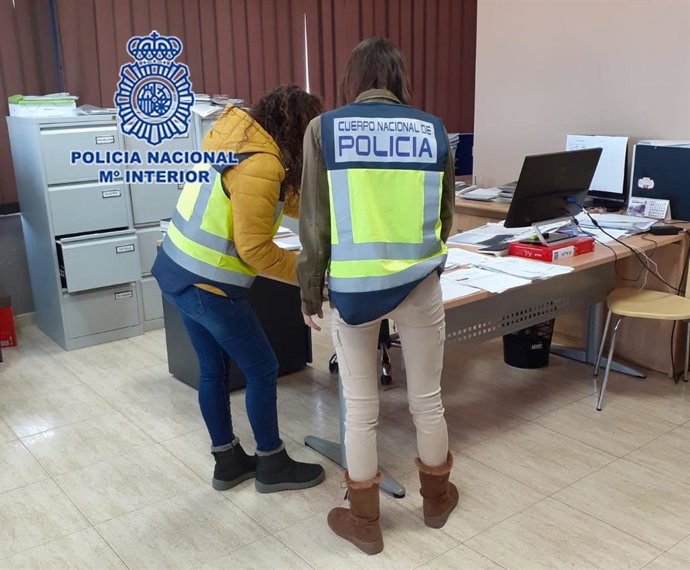 Imagen de los agentes, durante la operación