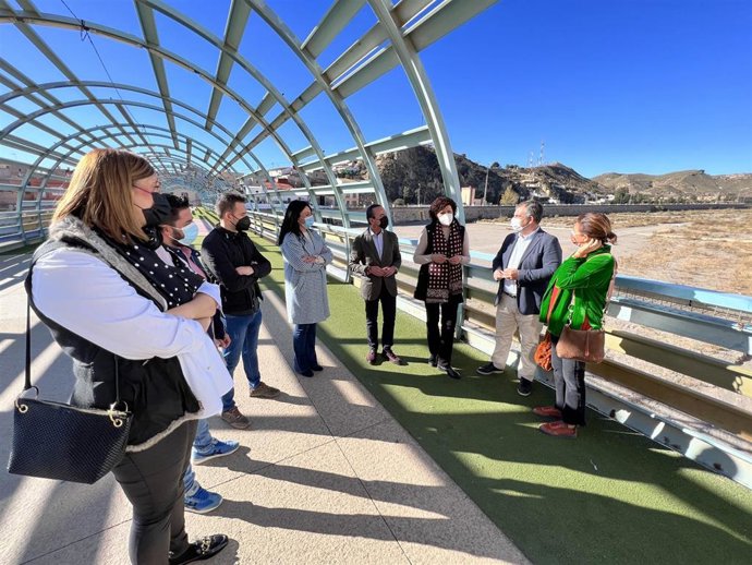 El senador del PP Juan María Vázquez, junto con la diputada nacional Isabel Borrego; el diputado regional Ramón Sánchez Parra y la alcaldesa de Puerto Lumbreras, María Ángeles Túnez, en la pasarela de la rambla de Nogalte