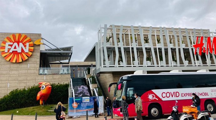 Punto de vacunación móvil Vacubus en el centro comercial Fan Mallorca Shopping.