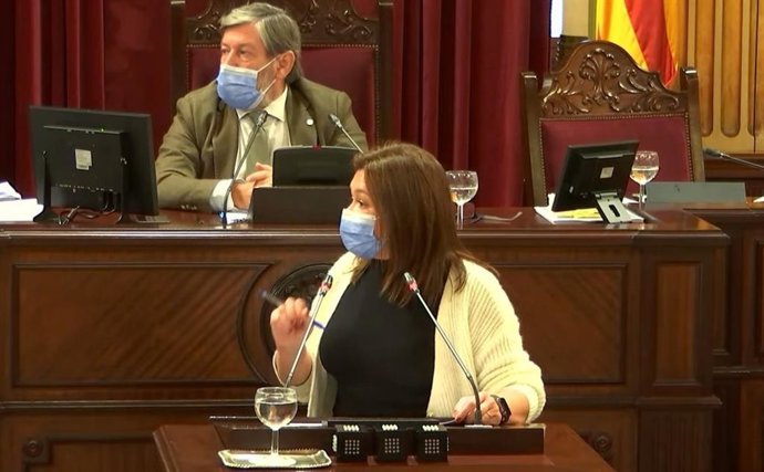 La consellera de Presidencia, Función Pública e Igualdad, Mercedes Garrido, durante la interpelación.