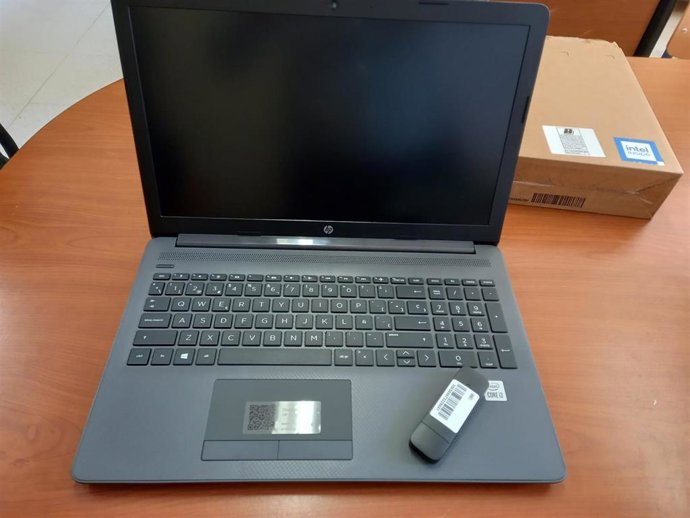 Ordenador portátil con conexión a internet.