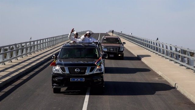 Archivo - Adama Barrow y Macky Sall inauguran puente entre Gambia y Senegal
