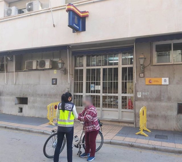 Una agente entrega una de las bicicletas recuperadas