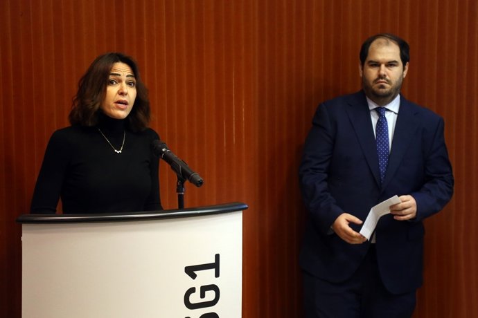 La miembro de la comisión fiscal del CCJCC, Meritxell Pérez, y el miembro de la comisión de jóvenes, Borja Sánchez, reciben el 'Auditor Distinguido' del CCJCC, entregado al conjunto de profesionales de auditoria de Catalunya