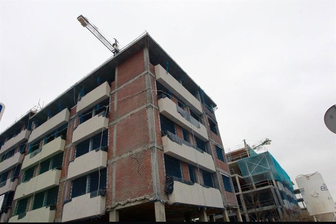 Archivo - Bloque de viviendas en construcción