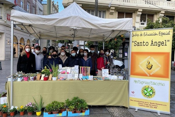 Alumnos del Centro de Educación Especial 'Santo Ángel' en el puesto instalado en el Mercado Navideño de Las Tendillas.
