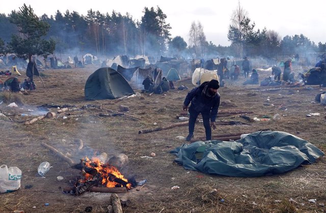 18 November 2021, Belarus, Brusgi: Migrants camp near the border with Poland. Around 900 migrants on the border with Poland have spent the night from Wednesday to Thursday outdoors for the 11th consecutive day despite the low temperatures. Photo: Ulf Maud