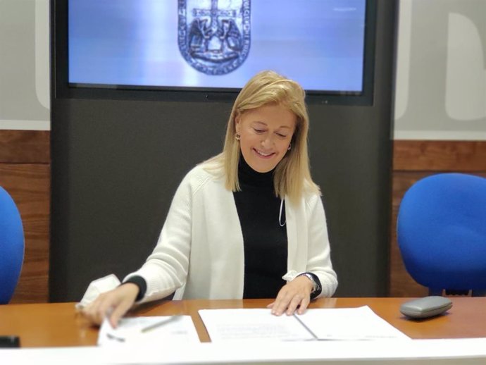 La portavoz de Vox en el Ayuntamiento de Oviedo, Cristina Coto, en rueda de prensa.