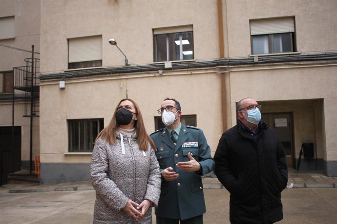 De izda a dcha, Barcones, Velarde y Latorre en el cuartel de Soria donde se invertirán 7,5 millones.