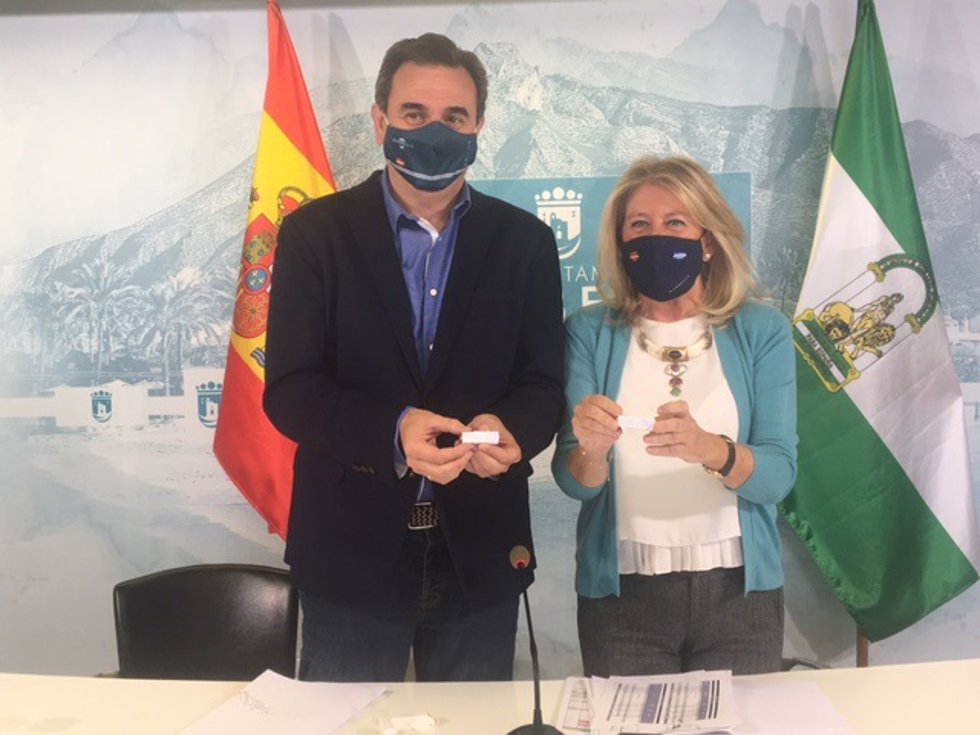 La alcaldesa de Marbella (Málaga), Ángeles Muñoz, y el delegado de Hacienda, Félix Romero, en rueda de prensa
