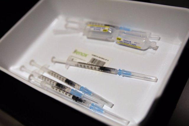 Archivo - Arxiu - Xeringues i vials amb la vacuna de Pfizer contra la covid-19