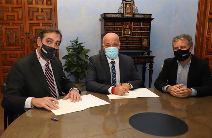 El presidente de la Diputación de Córdoba, Antonio Ruiz, en la firma con Anfane.