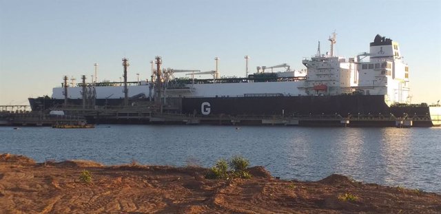 Imagen de un buque en el puerto de Huelva.