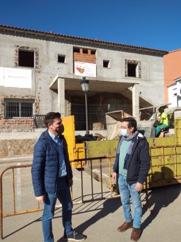 El diputado provincial de Infraestructuras, Fernando García Nicolás, junto con el alcalde de Caminomorisco, Gervasio Martín, visitan las obras de la residencia de mayores