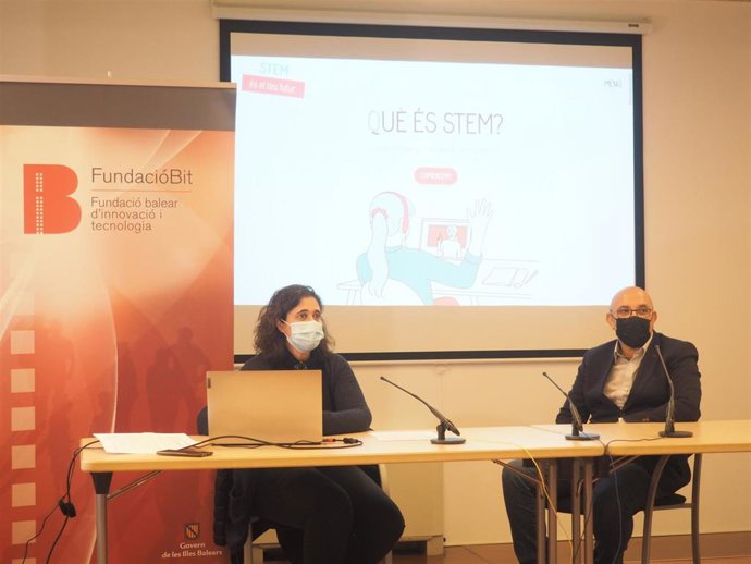 El director general de Innovación, Eduardo Zúñiga, y la  coordinadora del área de cibersociedad de la Fundación Bit, Bel Llodr.