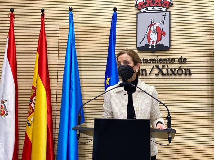 Ángeles Fernández-Ahúja, concejala del PP de Gijón, en rueda de prensa en el Ayuntamiento gijonés
