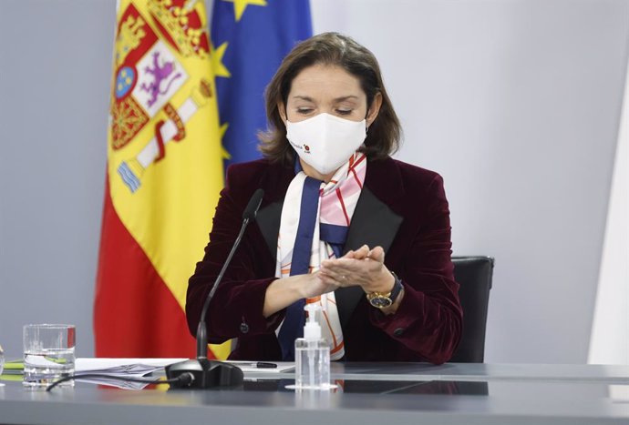 La ministra de Industria, Comercio y Turismo, Reyes Maroto, se limpia las manos a su llegada a una comparecencia tras una reunión del Consejo de Ministros, a 7 de diciembre de 2021, en Madrid (España). 
