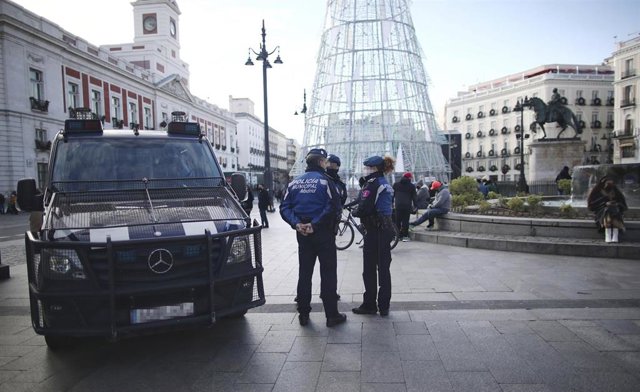 Archivo - Varios policías municipales en la Puerta del Sol, en Madrid (España).