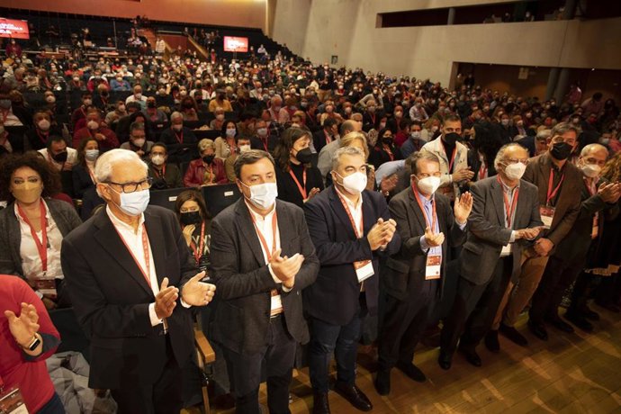 El secretario de Organización del PSOE, Santos Cerdán, junto al nuevo secretario xeral del PSdeG, Valentín González Formoso, y expresidentes socialistas gallegos en el XIV Congreso del PSdeG-PSOE