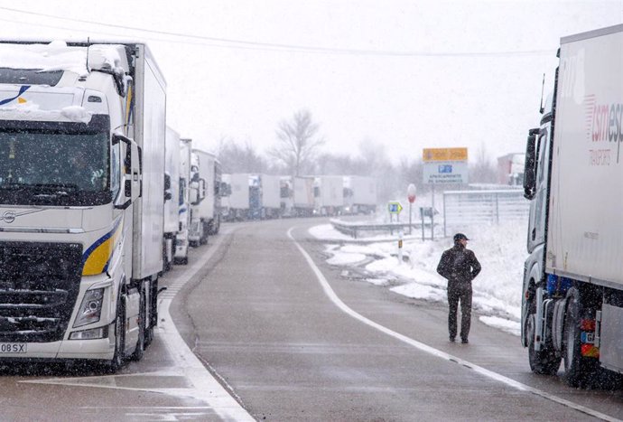 Varios camiones circulan mientras nieva, a 28 de noviembre de 2021, en Burgos, Castilla y León (España). 