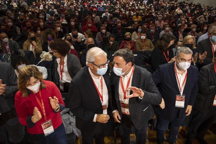 (I-D) El expresidente de la Xunta de Galicia, Emilio Pérez Touriño; el secretario general del PSdeG, Valentín González Formoso y el secretario de Organización del PSOE, Santos Cerdán, en la primera jornada del 14 Congreso del PSdeG.