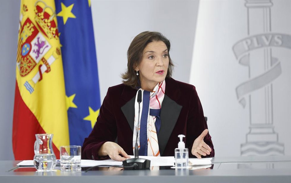 La ministra de Industria, Comercio y Turismo, Reyes Maroto, comparece tras una reunión del Consejo de Ministros, a 7 de diciembre de 2021, en Madrid (España).  