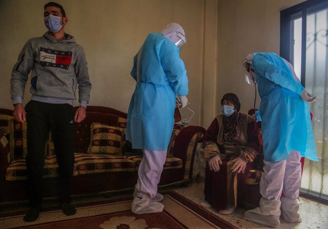 Archivo - Médicos atienden a una paciente de coronavirus en su vivienda en Líbano