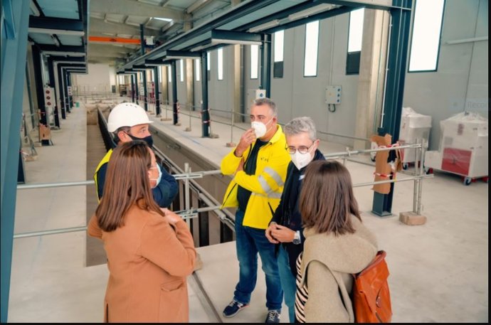 El conseller Arcadi España durante su visita a las obras del depósito de material móvil provisional de la nueva Línea 10 de Metrovalencia.