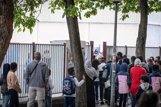 Archivo - Padres y alumnos a las puertas del CEIP Padre Orbiso en el primer día del curso escolar 2020-2021, en Vitoria-Gasteiz