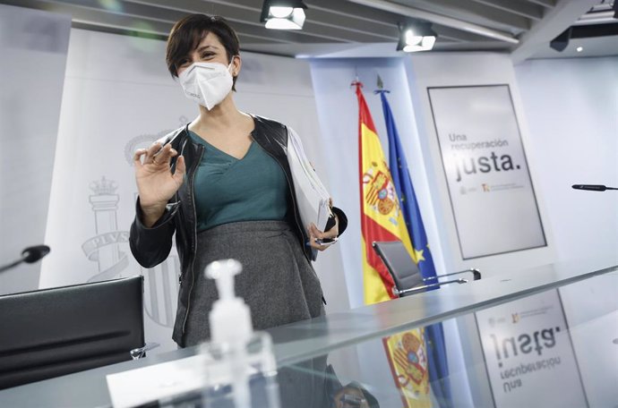 La ministra de Política Territorial y portavoz del Gobierno, Isabel Rodríguez, conversa con los periodistas tras una rueda de prensa posterior a una reunión del Consejo de Ministros, a 7 de diciembre de 2021, en Madrid (España).