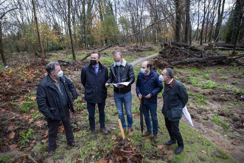 El consejero de Desarrollo Rural, Ganadería, Pesca, Alimentación y Medio Ambiente, Guillermo Blanco, visita, junto con el alcalde de Torrelavega, Javier López Estrada, entre otros, el Parque de las Tablas