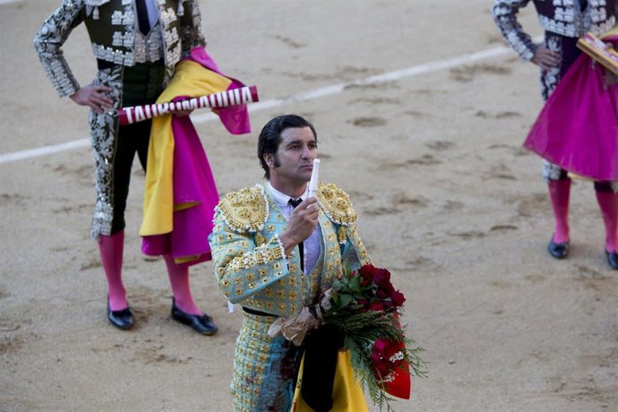 Archivo - Morante de la Puebla toreando durante la corrida de toros en Las Ventas, a 12 de octubre de 2021, en Madrid (España).