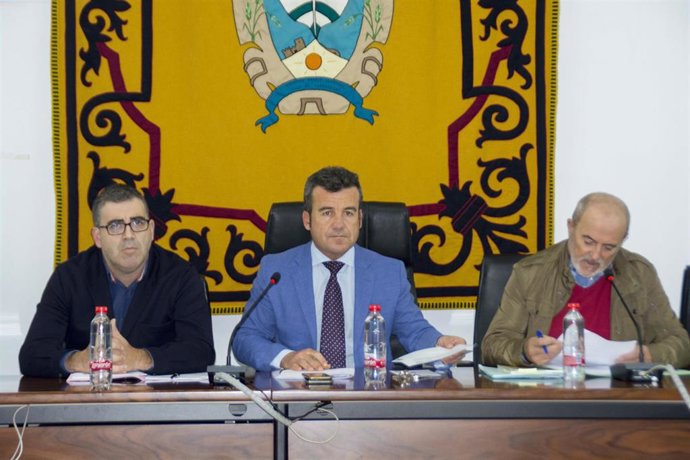 Archivo - En el centro, el exalcalde independiente de Carboneras Salvador Hernández durante su etapa como primer edil. 