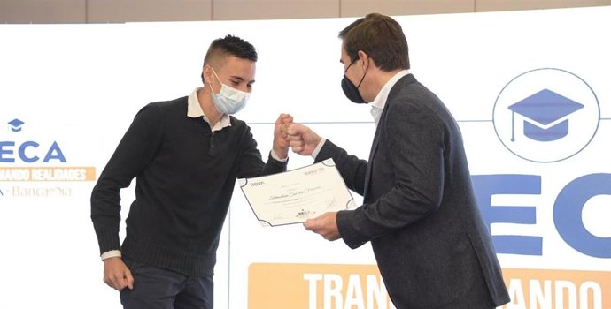 El presidente de BBVA entrega la Beca Transformando Realidades al ganador de esta edición, Sebastián Carreño Pinzón