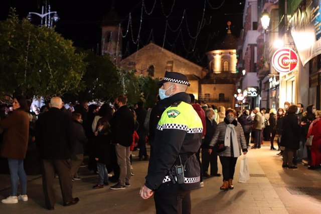 Un policía local durante el dispositivo de Navidad en Lucena.