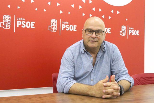 Archivo - El senador por el PSOE de Jaén Manuel Fernández.